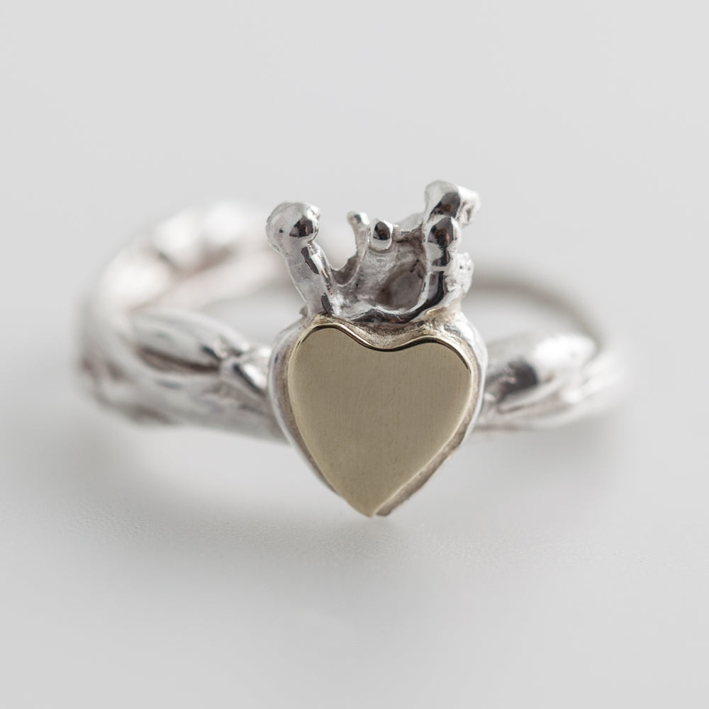 Single ring Oragnic Claddagh Collection w gold heart